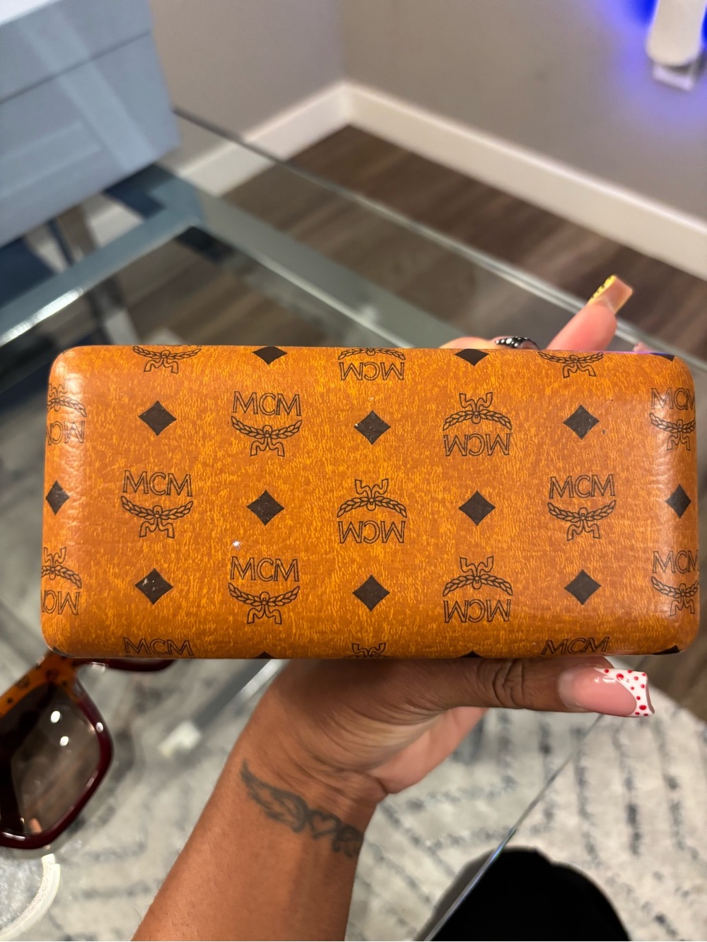 Two-Tone MCM glasses with case included - Picture 7 of 8